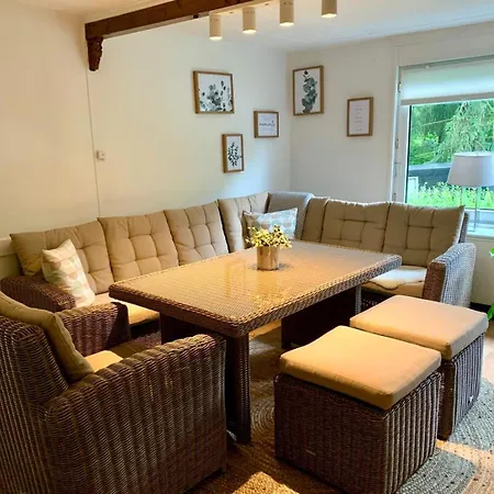 Nature Living - Mit Kamin - Feuerschale - Garten - Mit Beheizbarem Gartenwhirlpool Melsungen